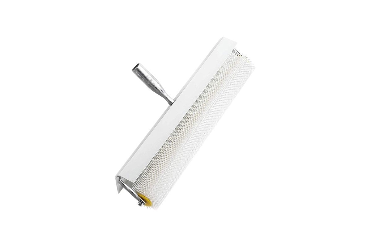 Spiked roller with guard